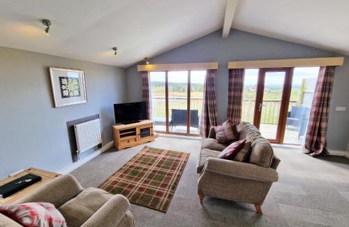 Kelty Ski Chalet | Ochil 10 with Private Hot Tub - Fife - Loch Leven - Lomond Hills