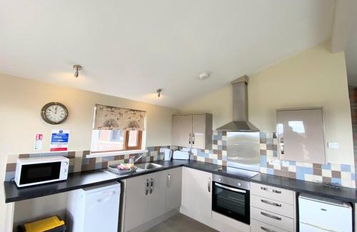Kelty Ski Chalet | Ochil 10 with Private Hot Tub - Fife - Loch Leven - Lomond Hills