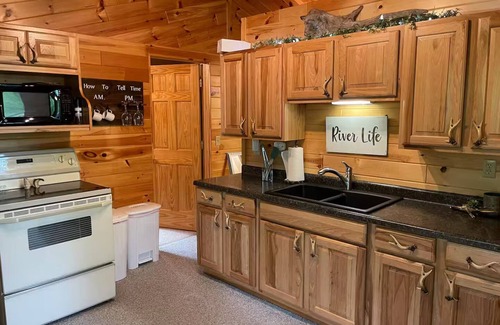Suring Cabin | Oconto River Cozy Cabin Getaway