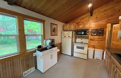 Suring Cabin | Oconto River Cozy Cabin Getaway