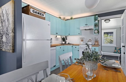 Villas Apartment | Octopus Cottage: Hot Tub | Kayaks | Fire Pit