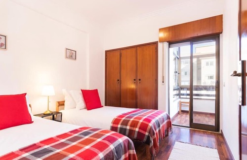 Paco De Arcos Apartment | Oeiras 2 bedroom - Great for Holidays and Work