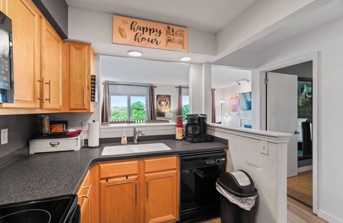 North Capitol Condo | ♥️of DWTN Nashville/On the RIVER/King BDS/2 BA/Safe Walk 2 BROADWAY/POOL