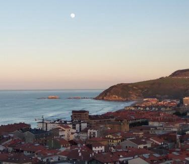 Zarautz Apartment | OFERTA ESPECIAL ÚLTIMA HORA - SARAKATUA15 - vistas espectaculares - familias y parejas - 2 dormitorios independientes - amplio salón cocina comedor - tarjeta parking OTA GRATIS - Julio y agosto estancia mínima 7 noches de domingo a domingo -