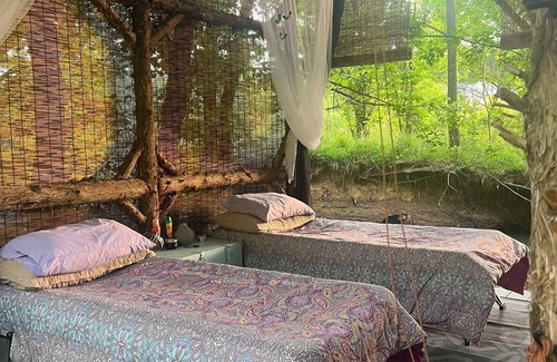 Greeneville House | Off-grid creekside treehouse w/fire-pit, hammock