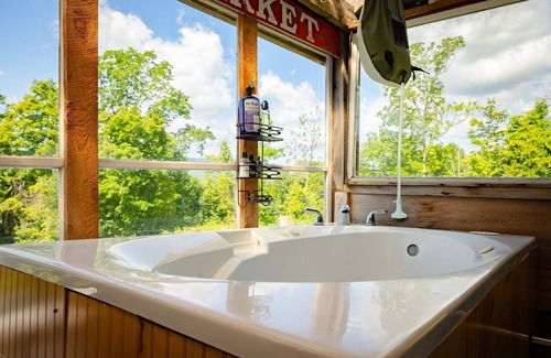 Town of Broome House | Off-Grid Glass Barn with Mountain View, Tub, Fan & Wi-fi