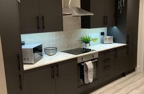 Morriston Apartment | Off Road Parking for 3, 3 Bathrooms + Garden