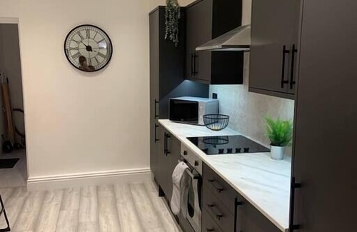 Morriston Apartment | Off Road Parking for 3, 3 Bathrooms + Garden