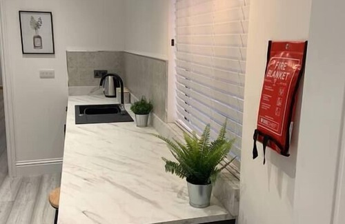 Morriston Apartment | Off Road Parking for 3, 3 Bathrooms + Garden