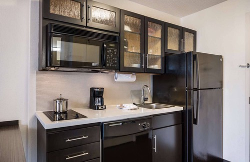 Warrenville Resort | Offering Spectacular Stay! Full Kitchen, Pet-friendly, Near Cantigny Golf Club!