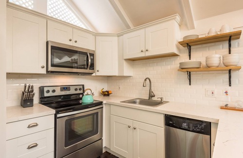 Historic Seaport House | Ohana Paradise At The Historic Seaport , Old Town. Private Home.