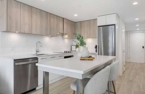 South Pandosy Apartment | Okanagan Lakefront Luxury - 2 bed 2 bath lakeview condo