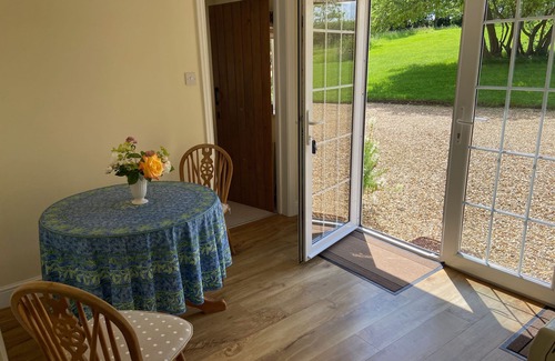 Blandford Forum Cottage | OKE APPLE COTTAGE, pet friendly, with a garden in Okeford Fitzpaine