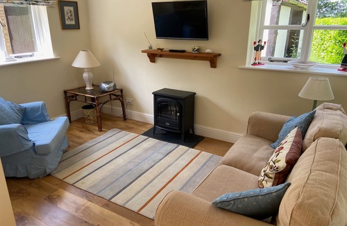 Blandford Forum Cottage | OKE APPLE COTTAGE, pet friendly, with a garden in Okeford Fitzpaine