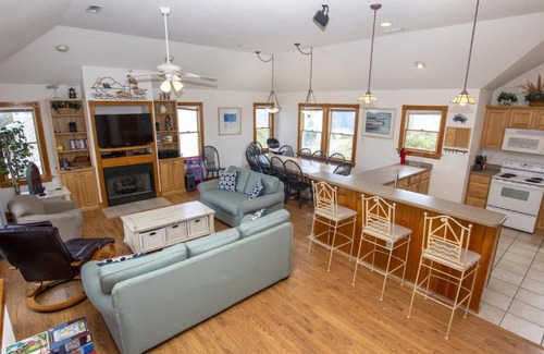 Ocean Sands House | OL1, Wild and Wonderful-Oceanside, Close to beach, private pool, Hot Tub