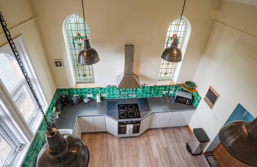 Andoversford Cottage | Old Chapel - sleeps 6 guests in 3 bedrooms