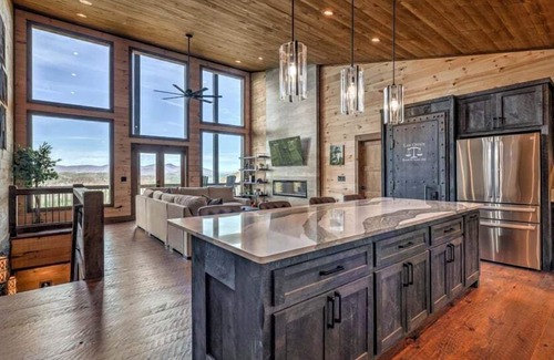 Ridgeline Vistas Cabin | Old Chicago - Al Capone Themed | Pet Friendly | Mountain Views + more!