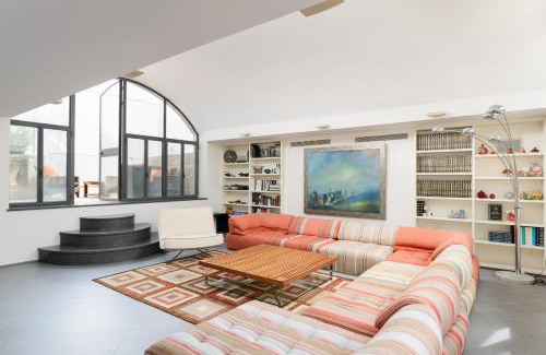 Old City Apartment | Old City Luxury Duplex with Rooftop by FeelHome