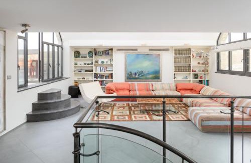 Old City Apartment | Old City Luxury Duplex with Rooftop by FeelHome