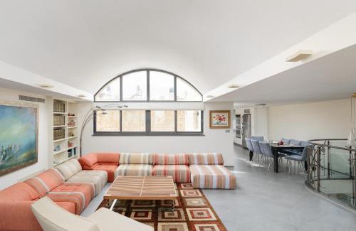 Old City Apartment | Old City Luxury Duplex with Rooftop by FeelHome