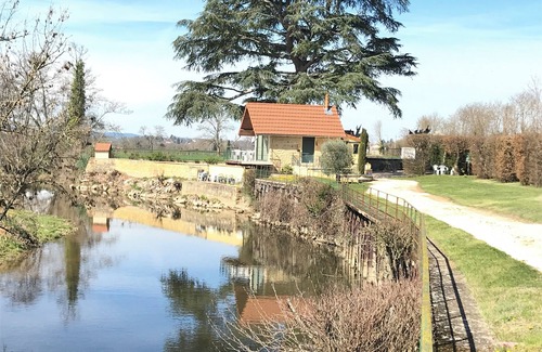 Saint-Nizier-sous-Charlieu House | Old fisherman's cottage renovated on the banks of the river sure beautiful closed ground.