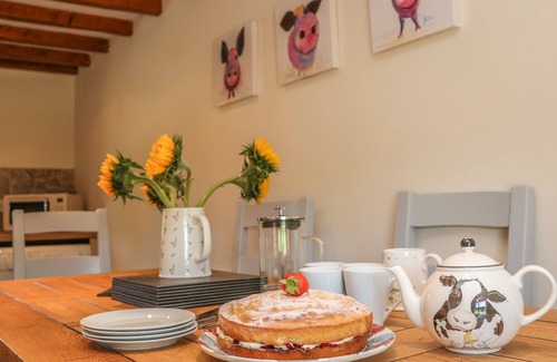 Church Stretton Cottage | OLD HALL BARN 3, pet friendly, with hot tub in Church Stretton