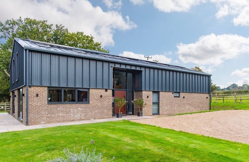 Ashford House | Old Harrow Barn - a barn with hot tub by Bloom Stays, sleeping 10 guests in 5 bedrooms