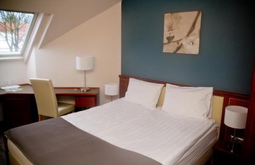 Tata Hotel | Old Lake Golf Hotel