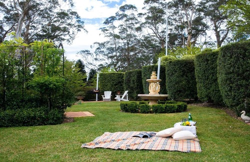 Bowral House | Old Mansfield Loft - gardens, gazebo and getaway