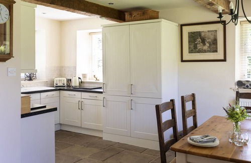 Kelso Cottage | Old Mill Cottage - sleeps 4 guests in 2 bedrooms