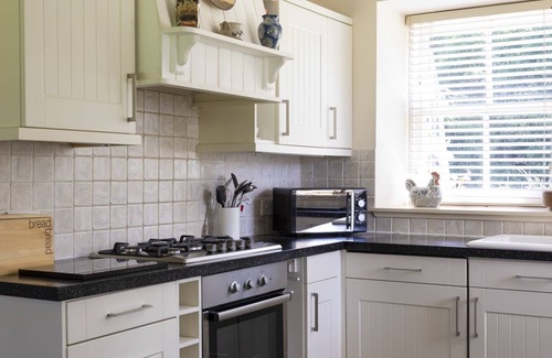 Kelso Cottage | Old Mill Cottage - sleeps 4 guests in 2 bedrooms
