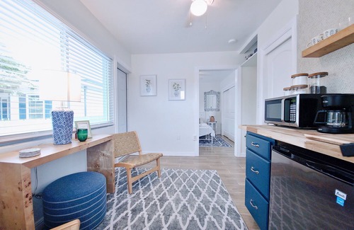 Parrot Cove Apartment | Old Palm Springs Style Apartment!