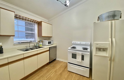 Port Tampa City House | Old Port Tampa Estate: 3 King size suites, 2 bath, wrap around porch, large yard