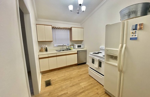 Port Tampa City House | Old Port Tampa Estate: 3 King size suites, 2 bath, wrap around porch, large yard