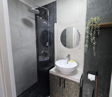 Tornkalns Apartment | Old Riga over the river, Free parking, up to 4ppl. Self Check-inout