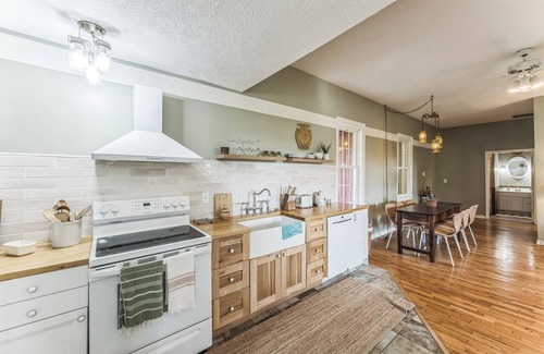 Niles House | Old School Charm Sleeps 6
