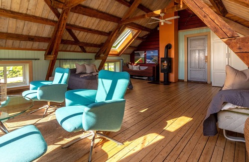 Vestvagøy House | Old school house with fantastic sea view near Haukland beach