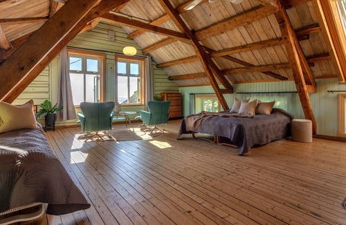 Vestvagøy House | Old school house with fantastic sea view near Haukland beach