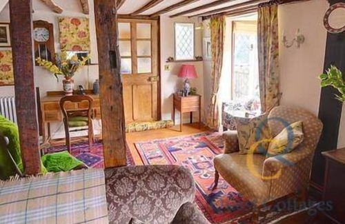 Peasmarsh House | Old Thatch Cottage with Heated Outdoor Swimming Pool - Near Rye