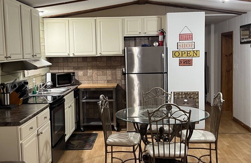 Burlington House | "Old Town Road,"House & Backyard Cozy Cabin (Next to LIon Reserve)