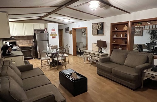 Burlington House | "Old Town Road,"House & Backyard Cozy Cabin (Next to LIon Reserve)