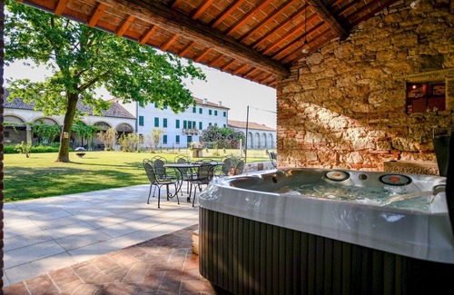 Longare Apartment | Oleandri apartment with one bedroom and one bathroom on the ground floor with wheelchair access (apartment 2)