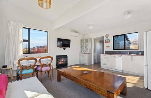 Mount Pisa House | Olive Cottage - Cromwell Holiday Home