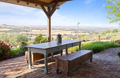 Paso Robles House | Olive Ranch by AvantStay Enjoy Sunsets over the Valley 4.5 Acre Ranch Home