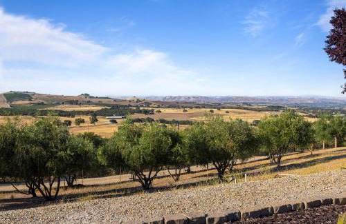 Paso Robles House | Olive Ranch by AvantStay Enjoy Sunsets over the Valley 4.5 Acre Ranch Home