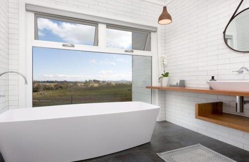 Durran Durra House | On a Hill