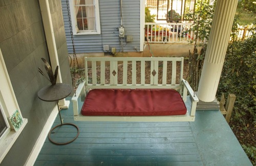 Athens Apartment | On Boulevard. Sleeps 4. Newly Renovated Apartment! Walk to downtown and stadium.
