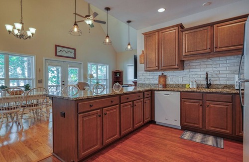 Inman House | On Lake Bowen- Large dock, Million $ views, cozy and clean!