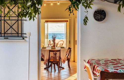 Akrogialion Apartment | On the Beach - Akroyali Family Home
