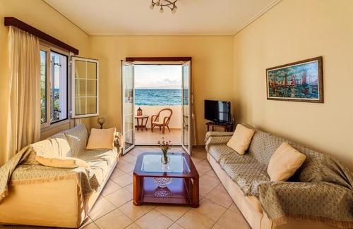 Akrogialion Apartment | On the Beach - Akroyali Family Home